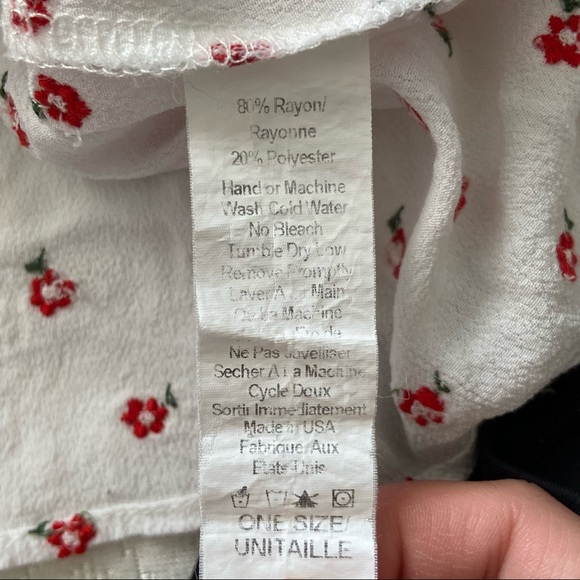 ✨3/$15✨brandy melville j galt floral red rose crop top with tie - Picture 5 of 7